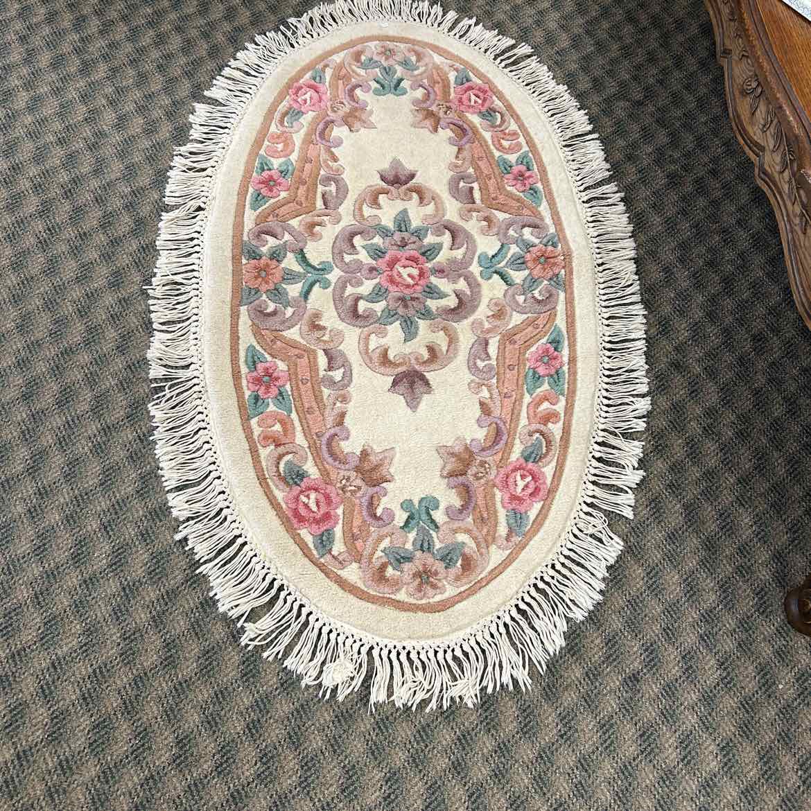 Oval Ivory Rug w/Pink & Green & Fringe
