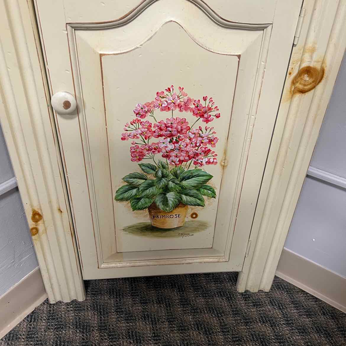 Ivory Wood Corner Cabinet w/Flower on Door