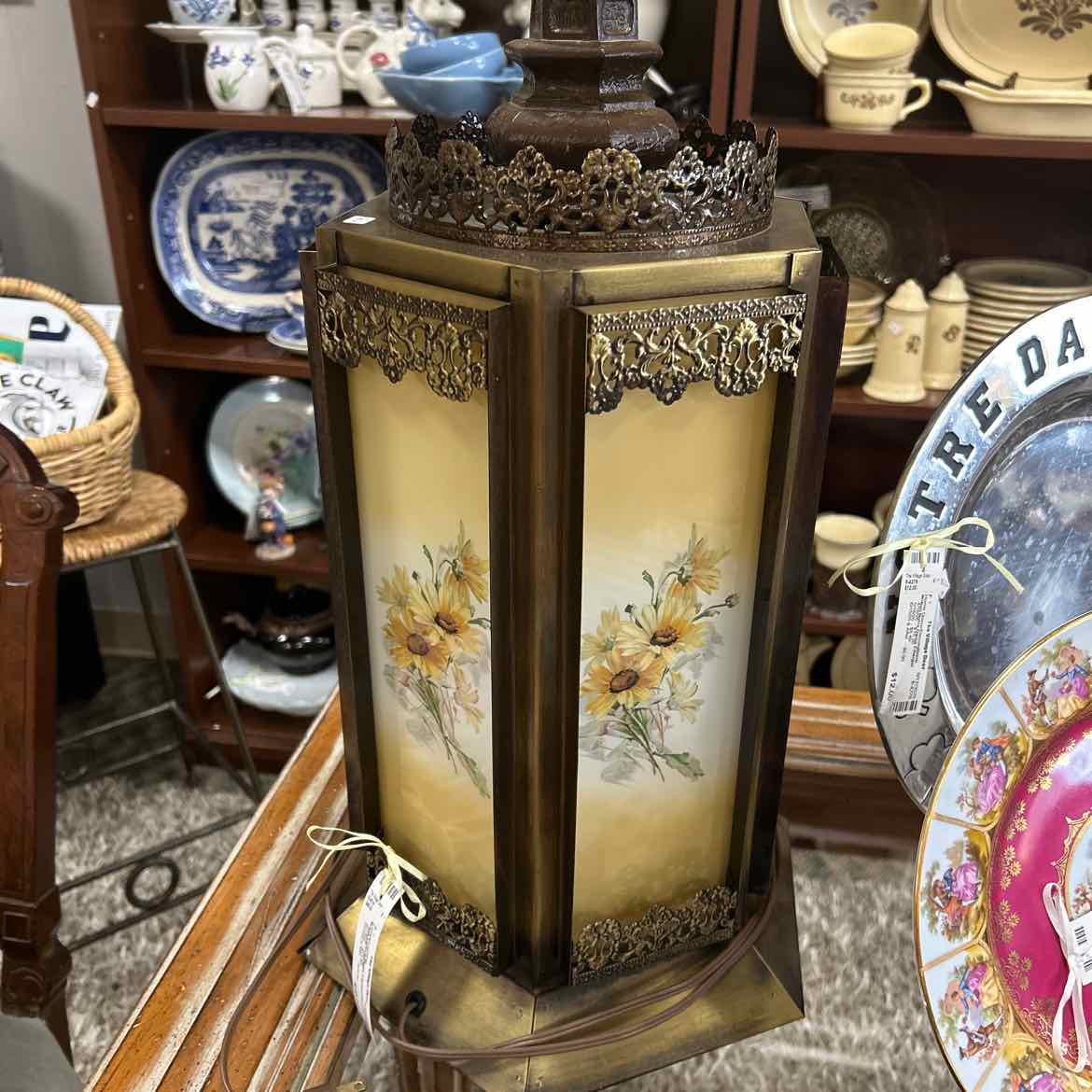 Brass Lamp w/Daisy Lighted Base & Large Shade