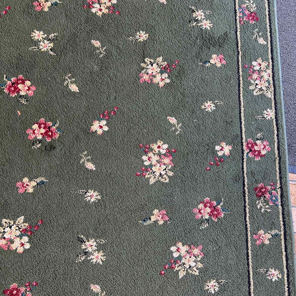 131x92 Green Rug w/Flowers