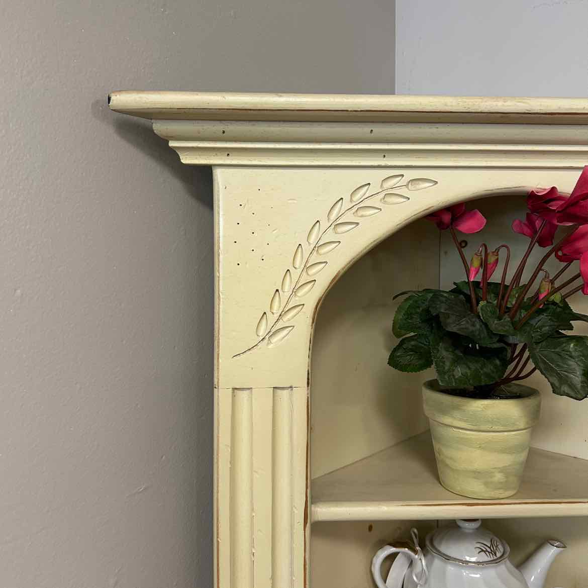 Ivory Wood Corner Cabinet w/Flower on Door