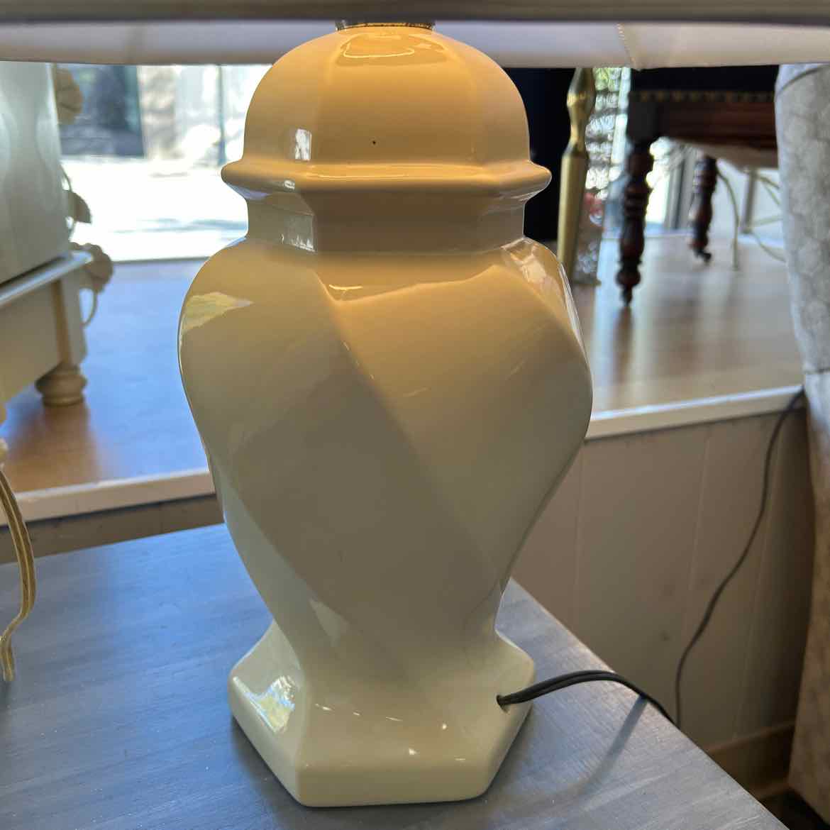 Cream Swirl Lamp w/Shade