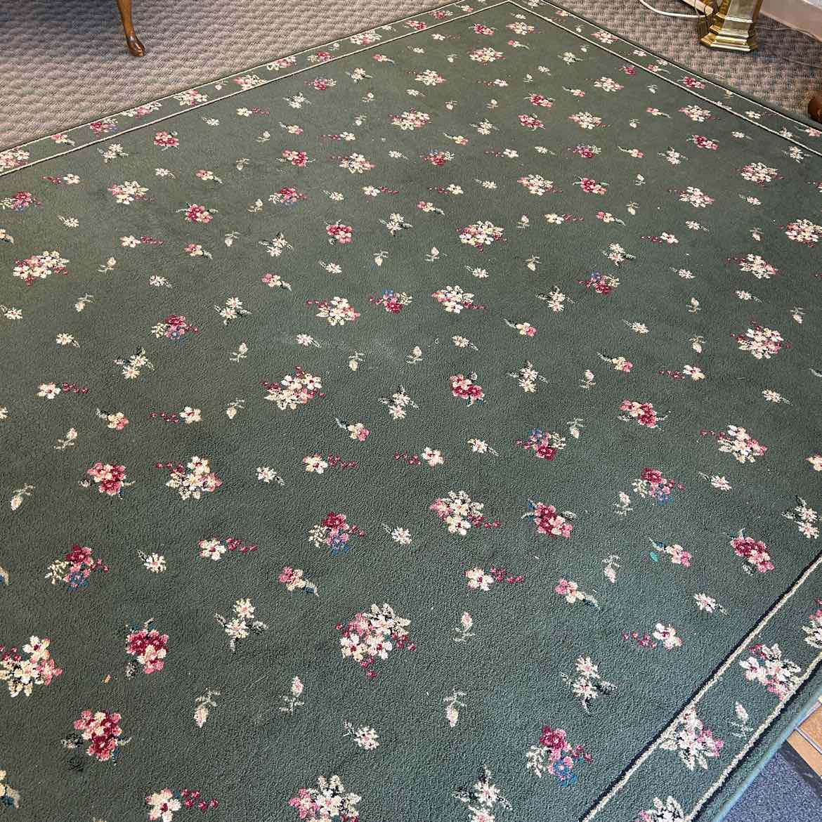 131x92 Green Rug w/Flowers