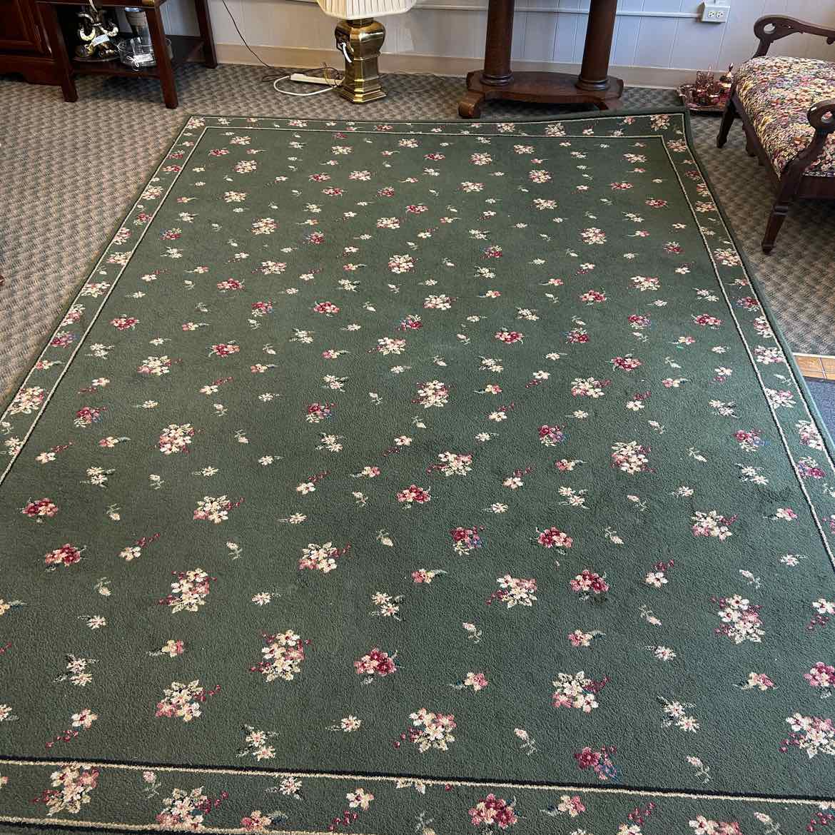 131x92 Green Rug w/Flowers