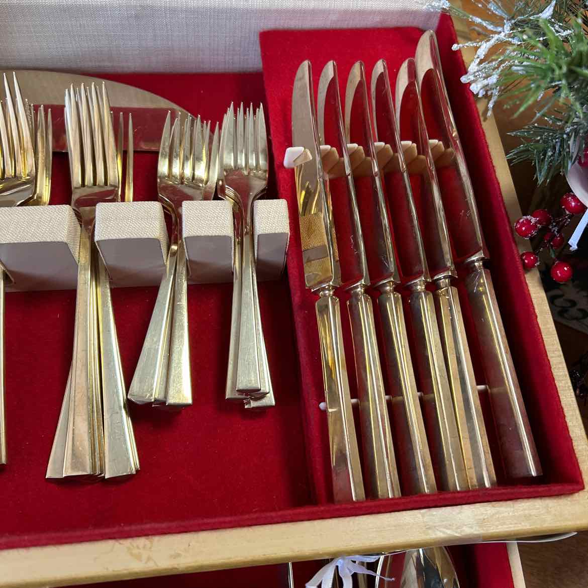 91 pc Dirilyte Golden Flatware