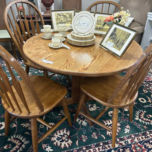 Round Wood Pedestal Table w/4 Wood Chairs