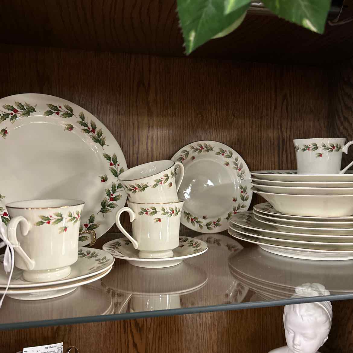 20 pc Ivory w/Holly Dish Set