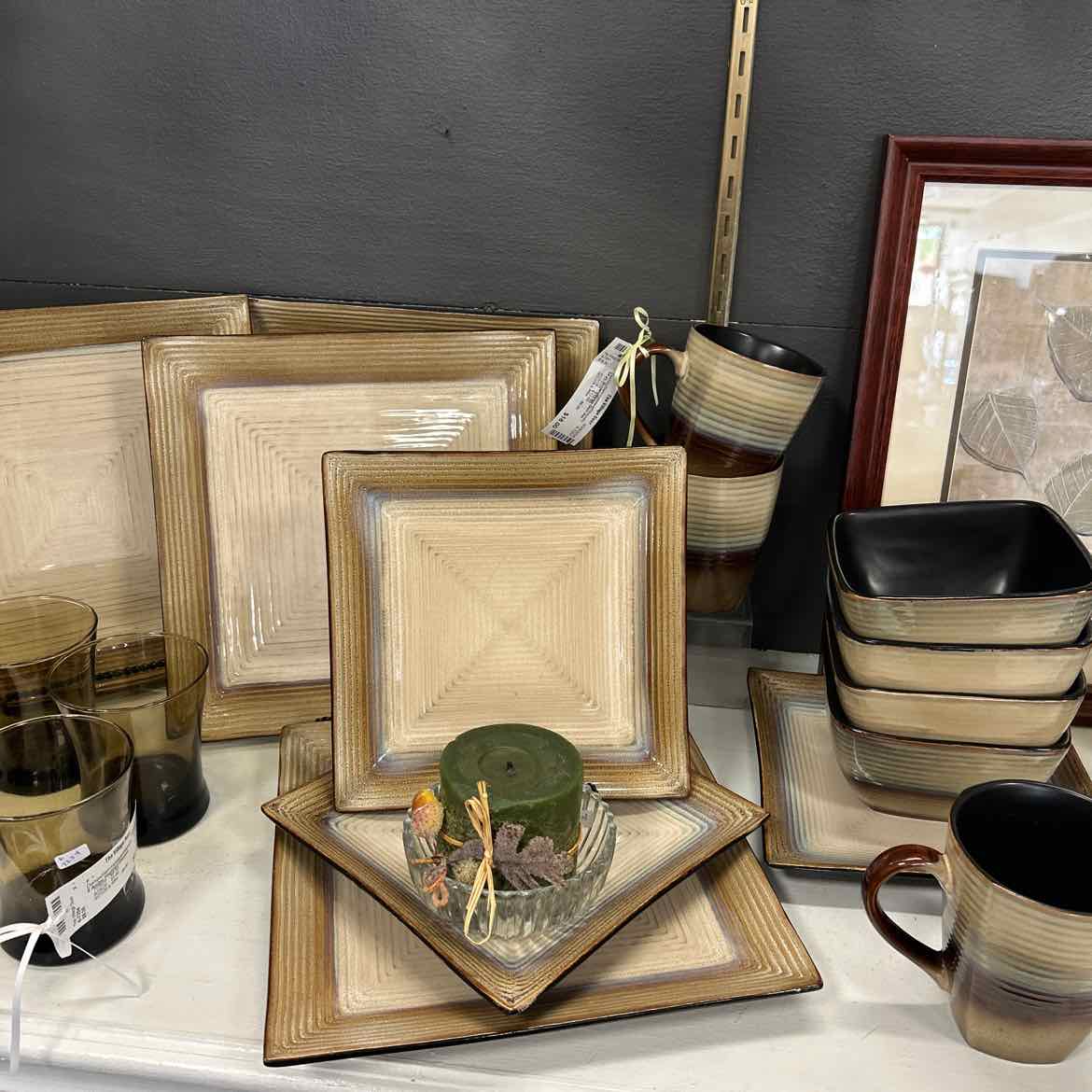 14 pc Brown/Beige Dish Set
