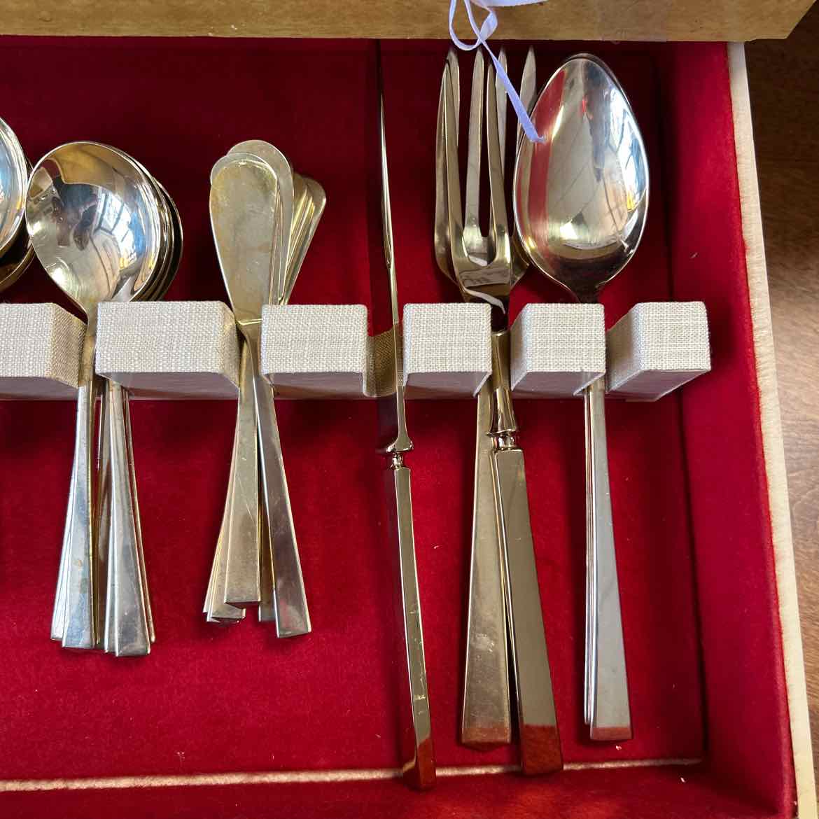 91 pc Dirilyte Golden Flatware