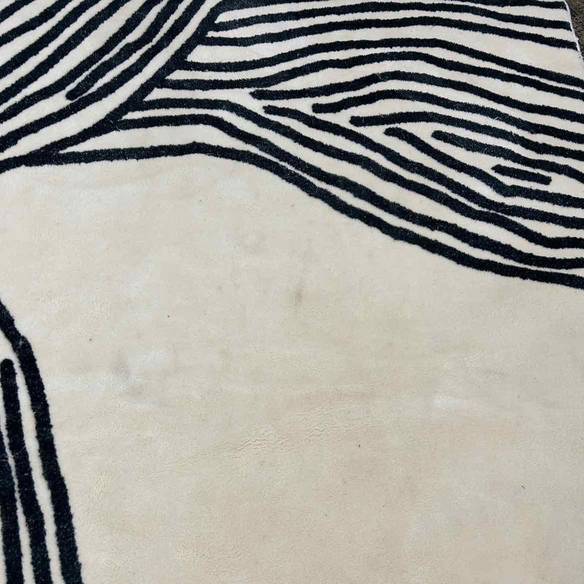 9x6 Black & White Rug AS IS