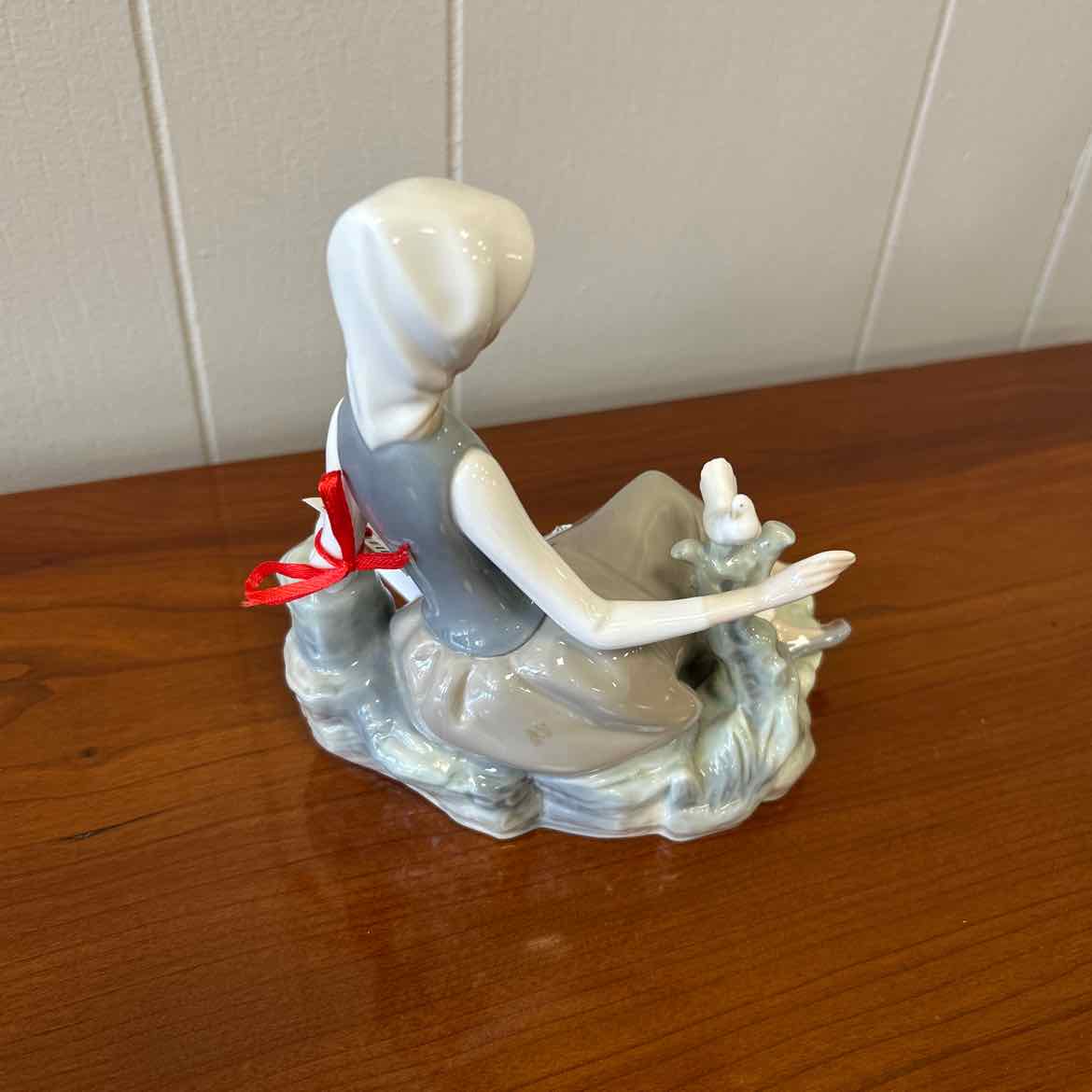Lladro Sitting Girl w/Bird