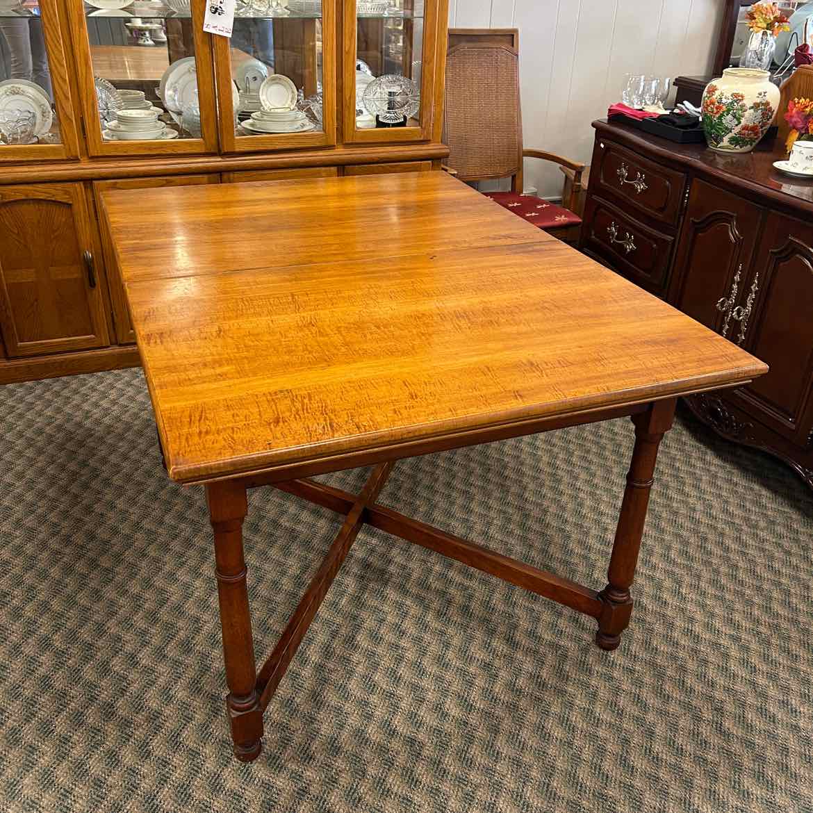 Maple Dining Table w/4 Chairs & 2 Leaves