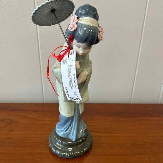 Lladro Geisha Girl w/Umbrella