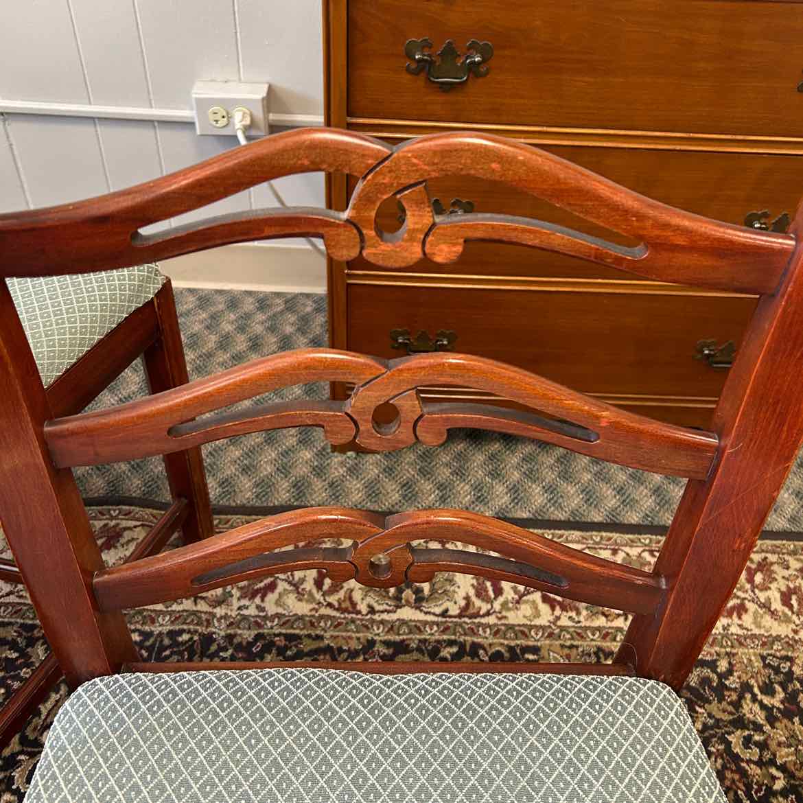 Dining Table w/6 chairs/3 Leaves & Pads