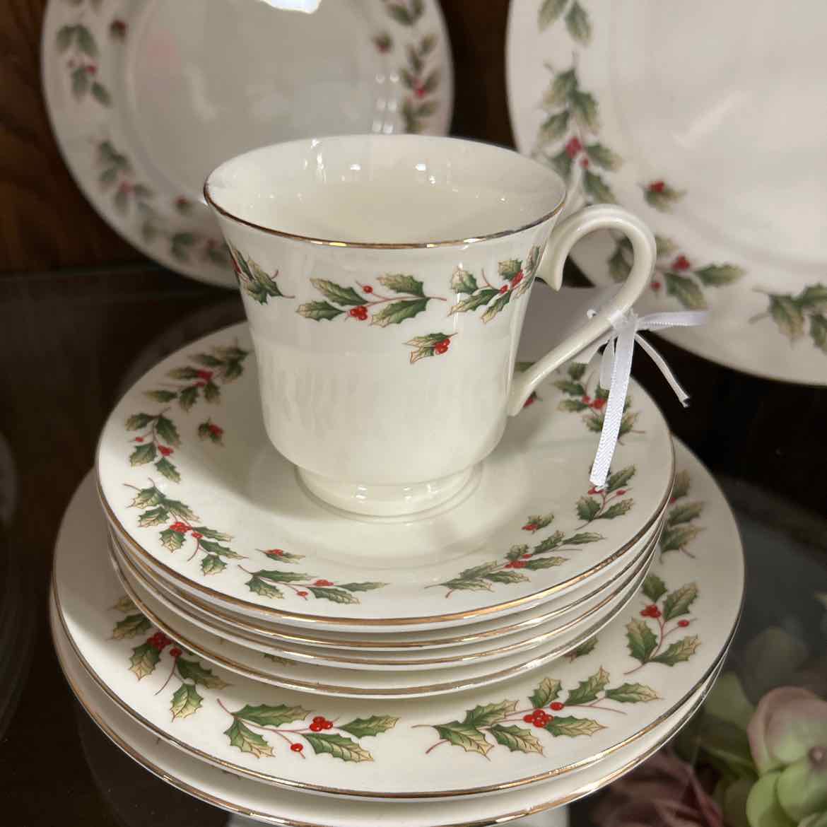 20 pc Ivory w/Holly Dish Set