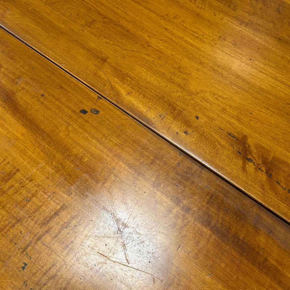 Maple Dining Table w/4 Chairs & 2 Leaves
