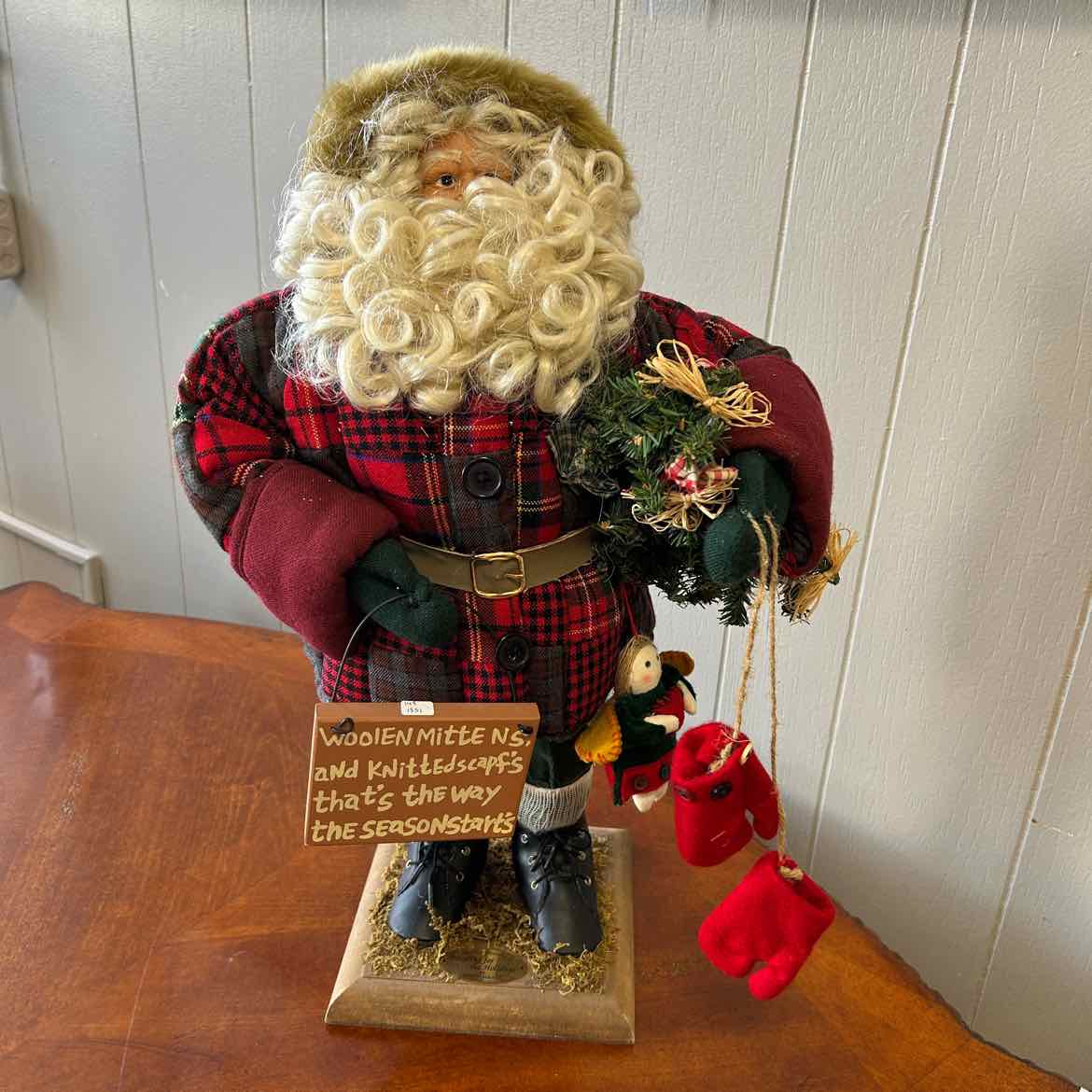 Santa w/Mittens Sign