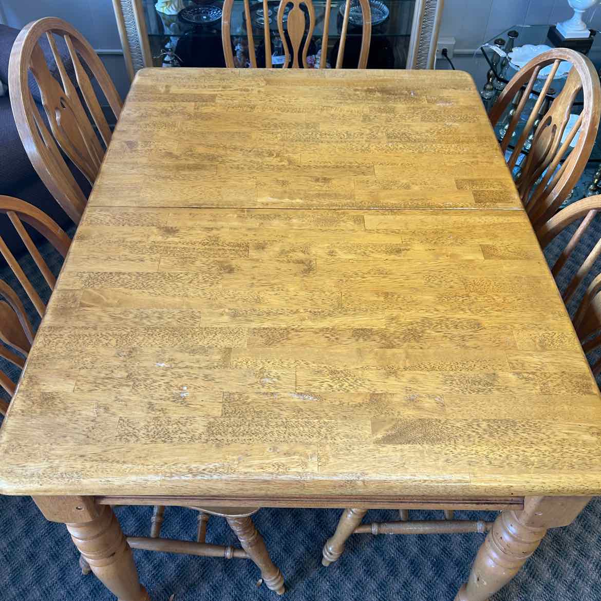 Maple Table w/5 Chairs & Built-in Leaf