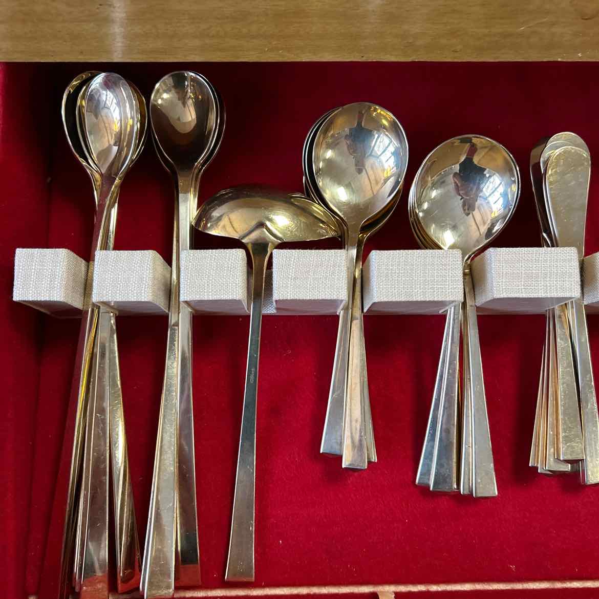 91 pc Dirilyte Golden Flatware