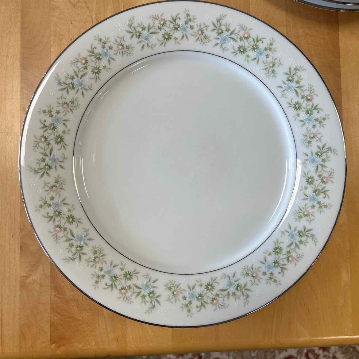 40 pc Noritake Savannah Dishes