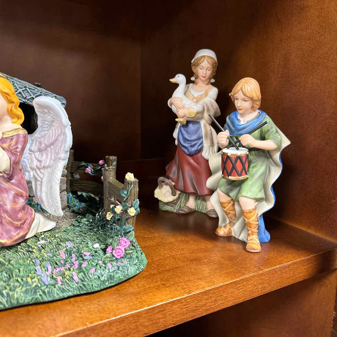 Thomas Kinkade Nativity w/Creche & 17 figurines/3 sheep