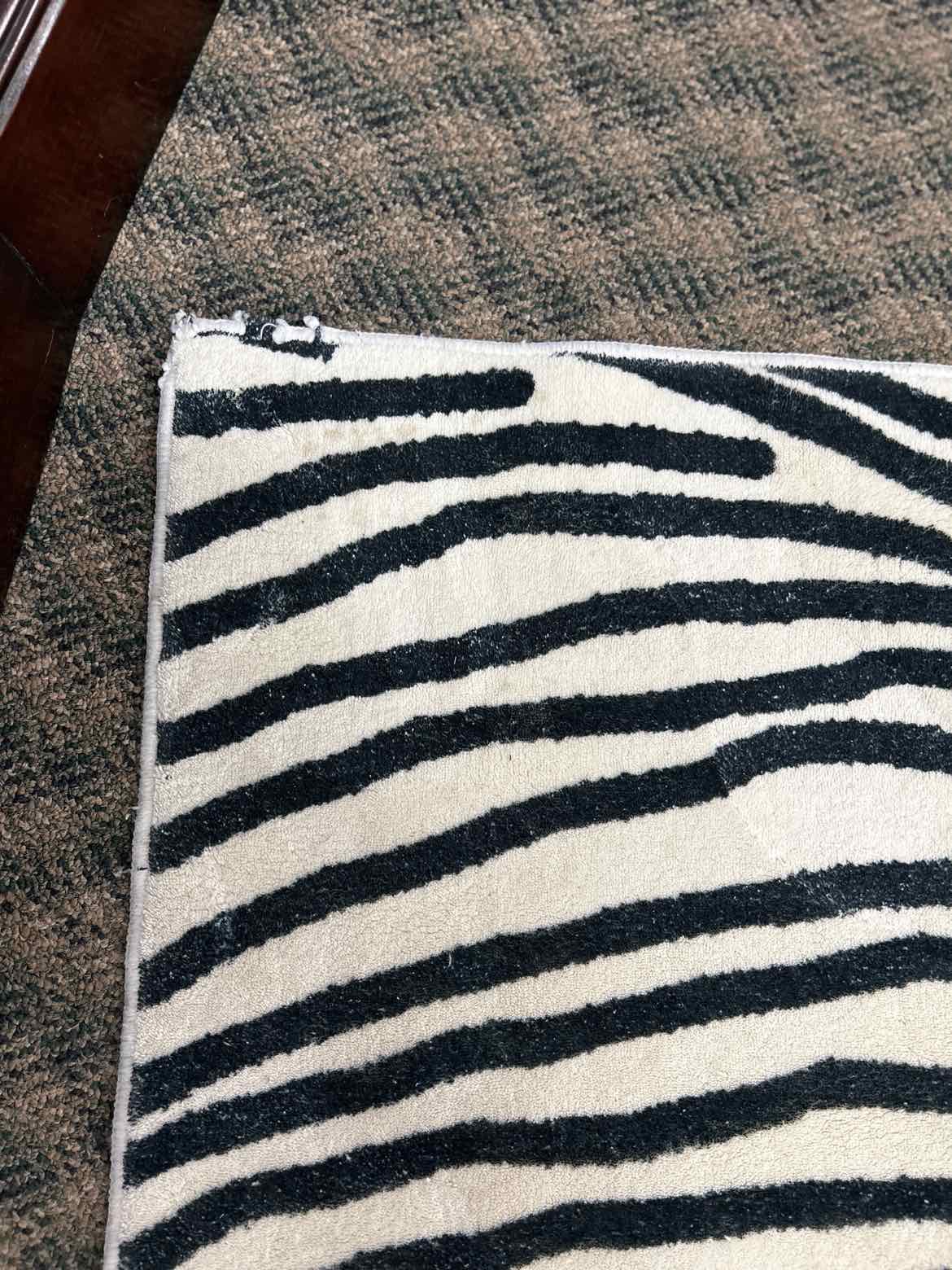9x6 Black & White Rug AS IS