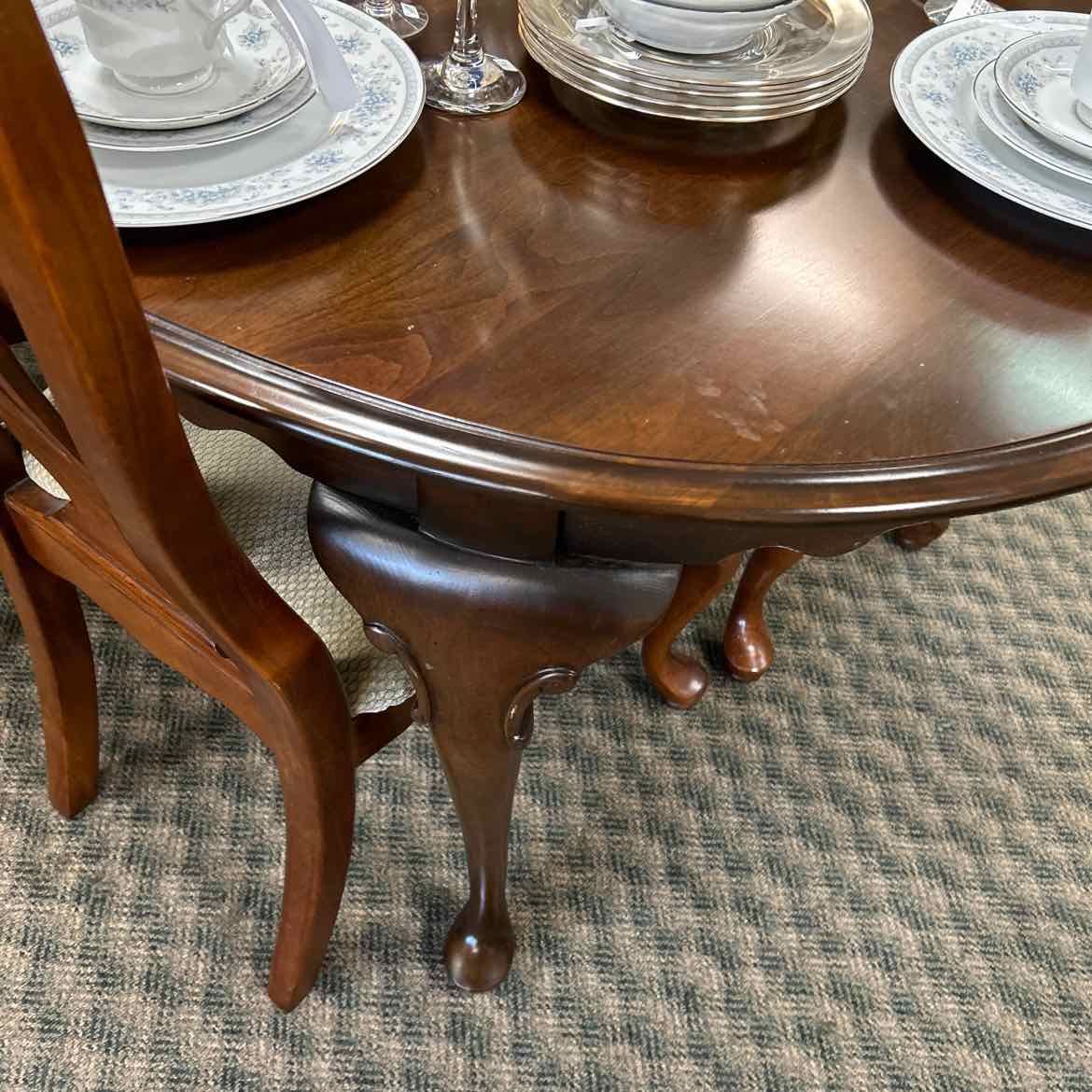 Wood Dining Table w/5 Chairs & 2 Leaves/Pads