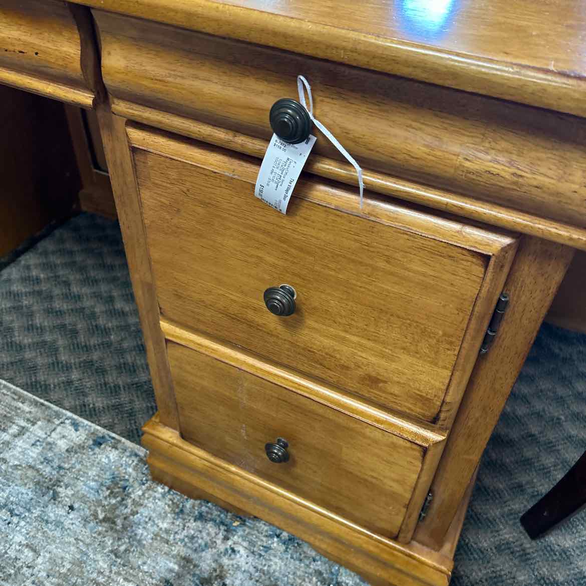 Maple Desk w/4 Drawers