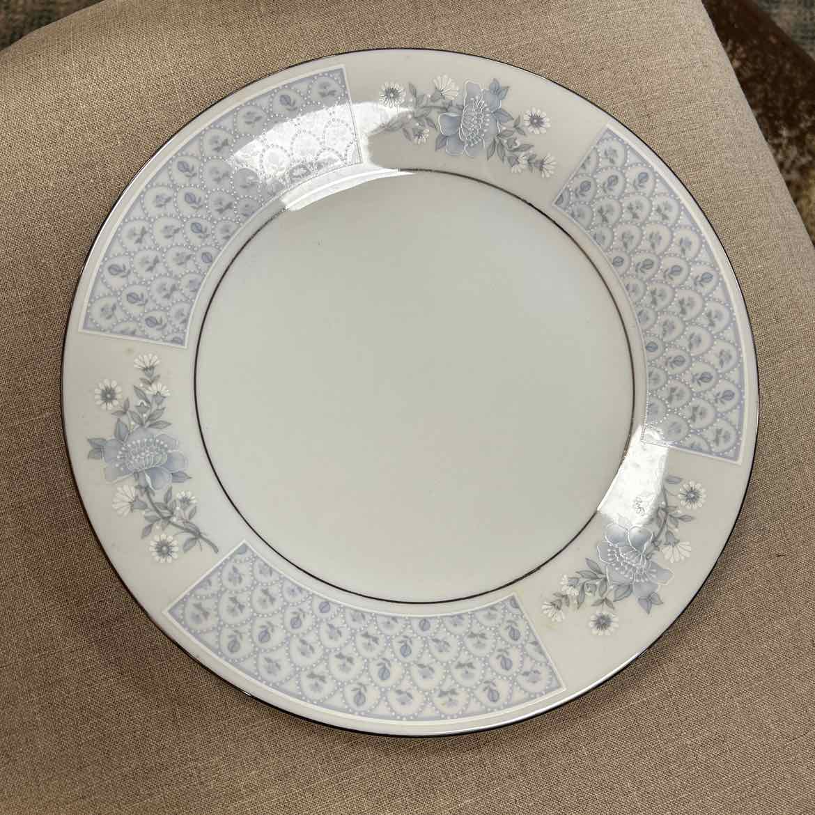 64 pc Liling China -White w/Blue Flowers