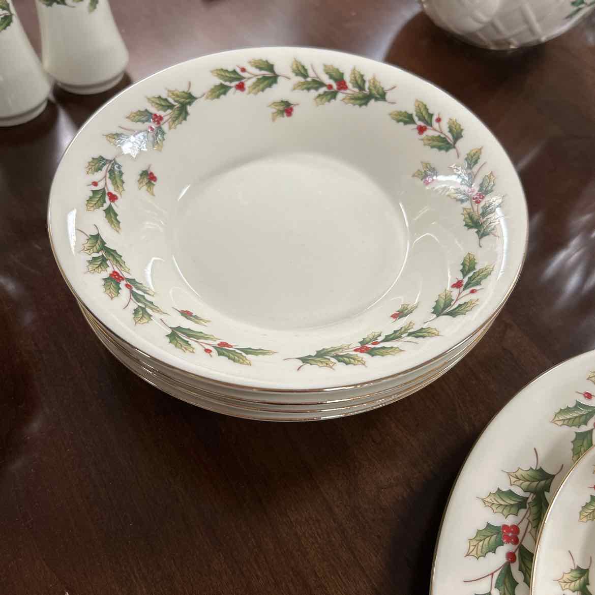 20 pc Ivory w/Holly Dish Set