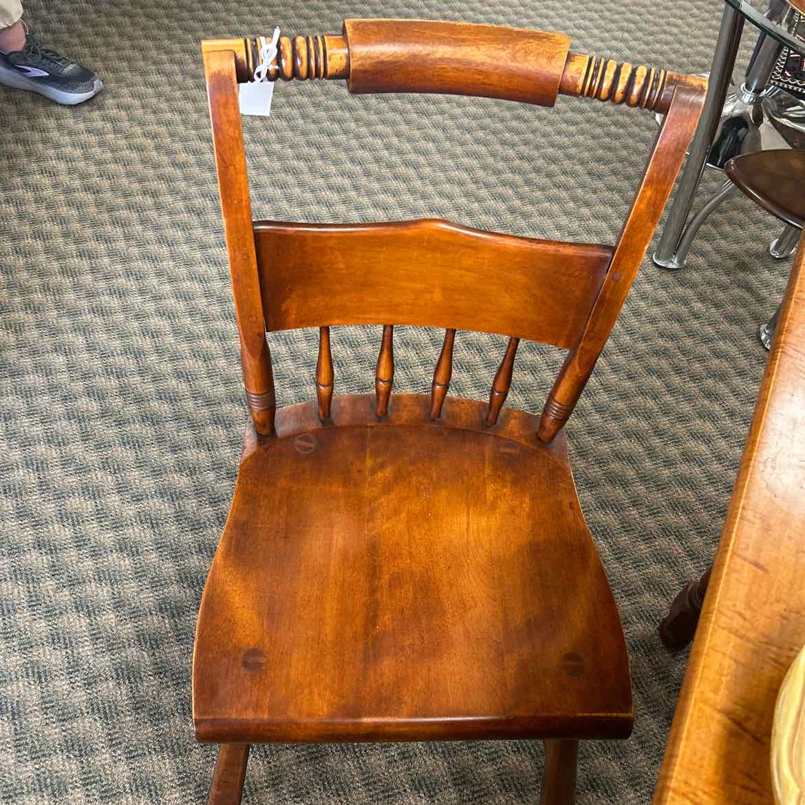 Maple Dining Table w/4 Chairs & 2 Leaves