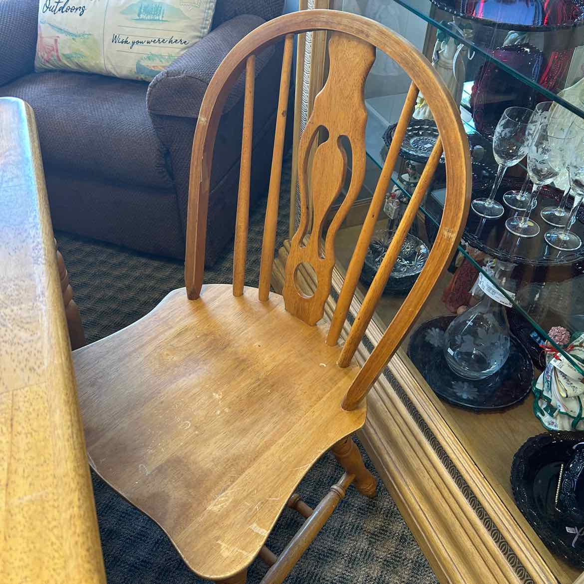 Maple Table w/5 Chairs & Built-in Leaf