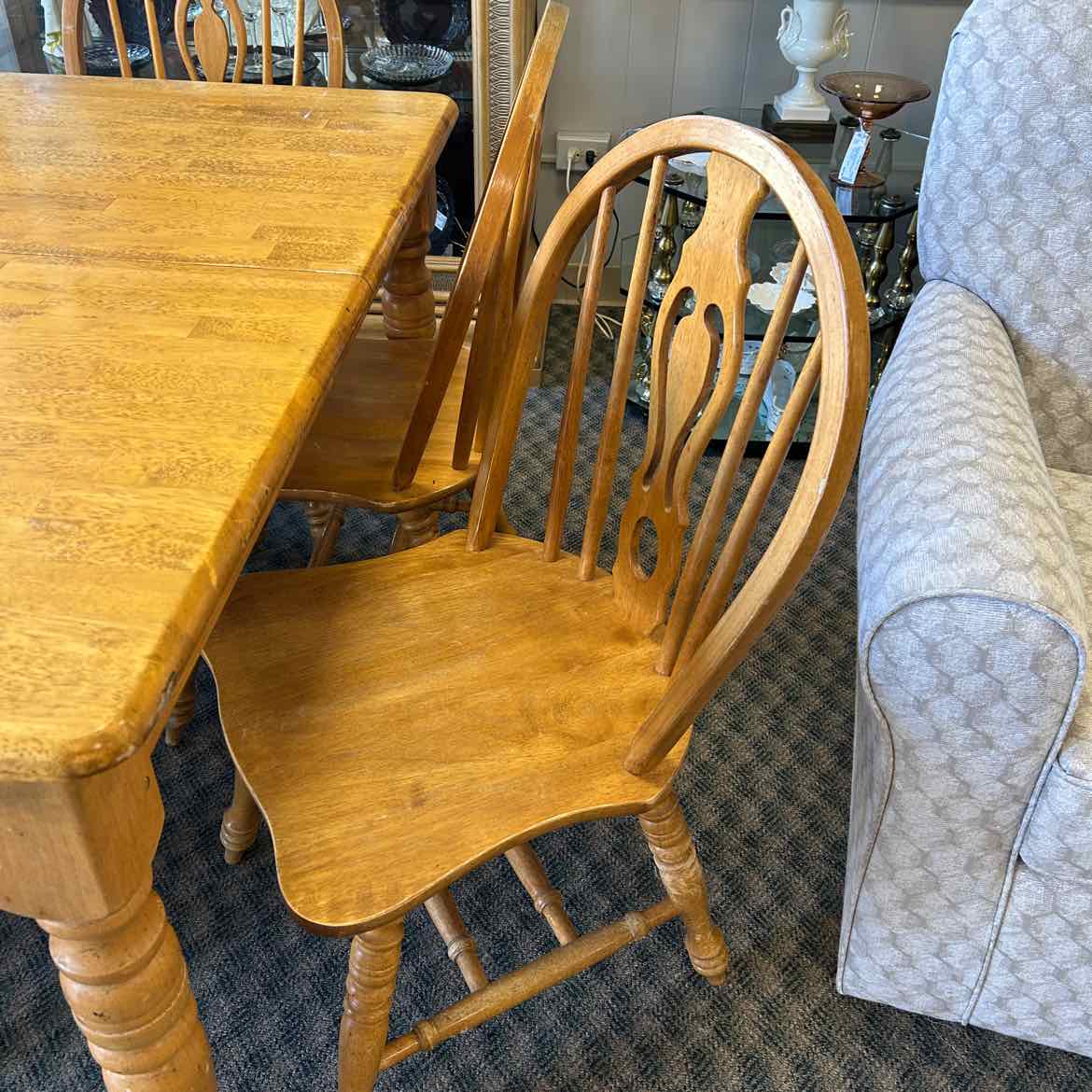 Maple Table w/5 Chairs & Built-in Leaf