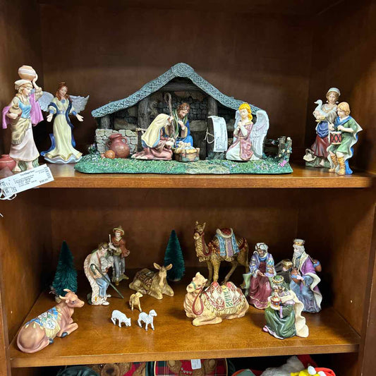 Thomas Kinkade Nativity w/Creche & 17 figurines/3 sheep