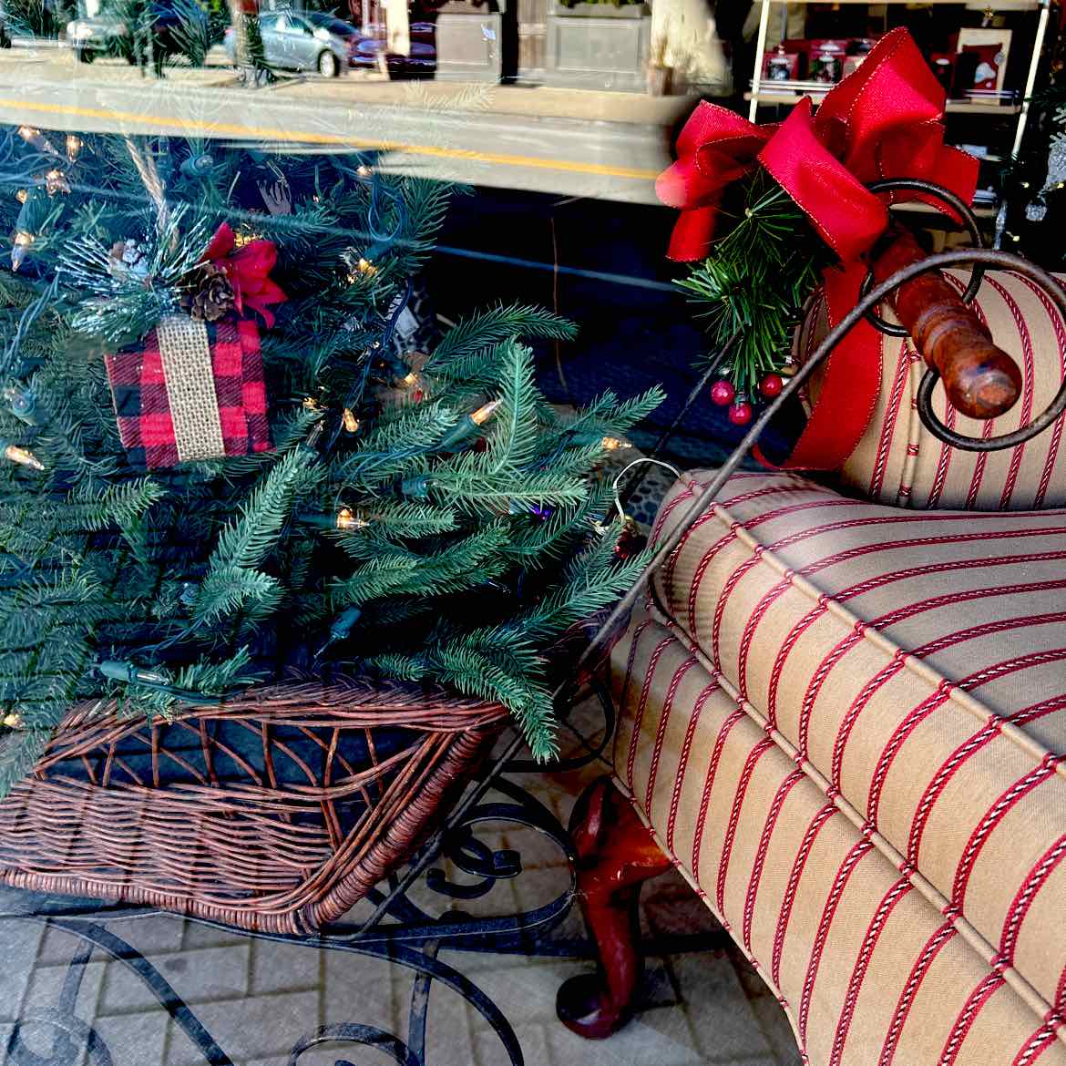 Sleigh w/Evergreens & Ornaments & Lights