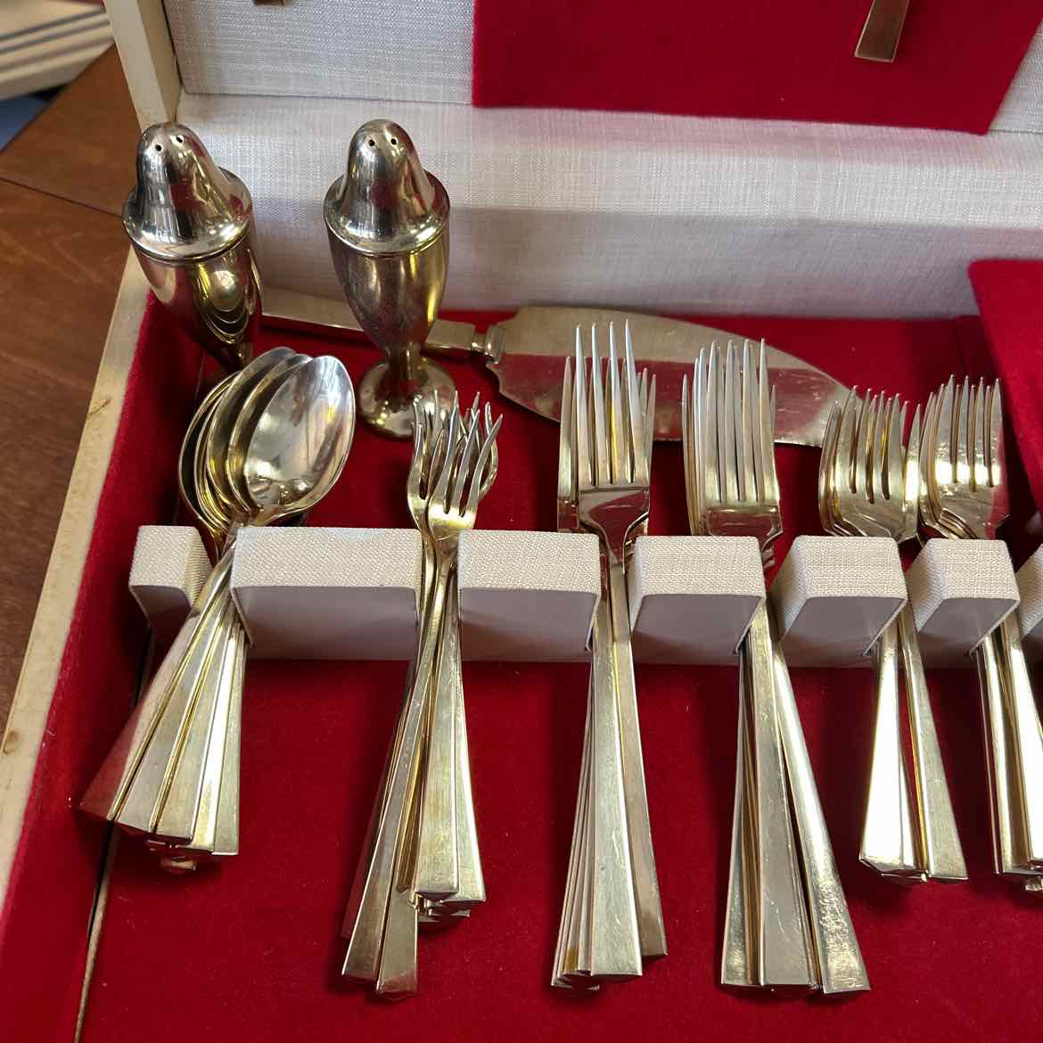 91 pc Dirilyte Golden Flatware