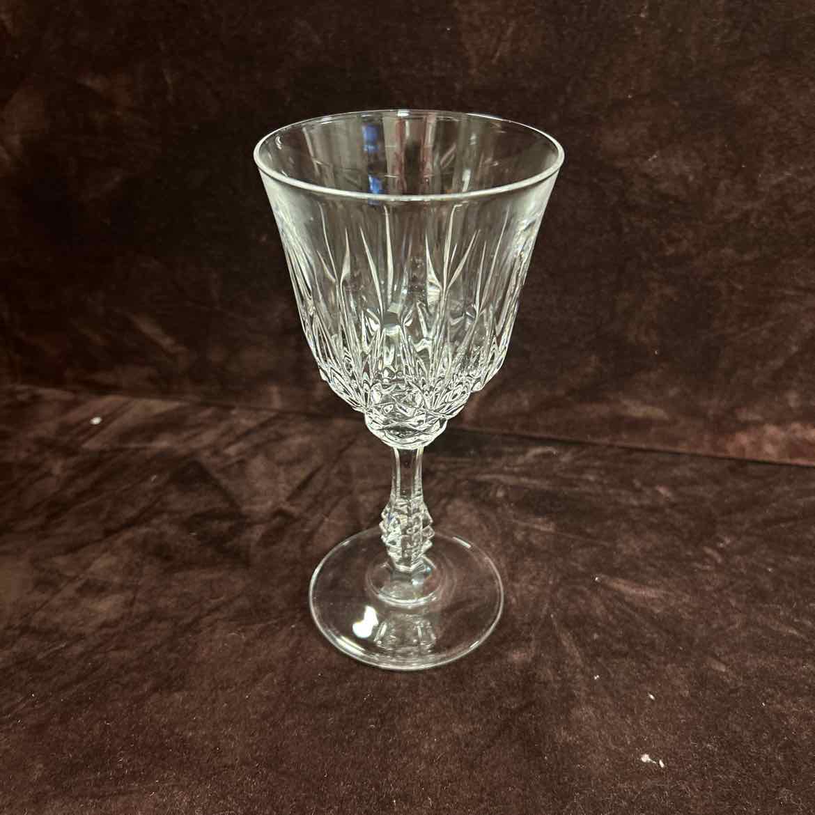 6 Medium Wine Glasses w/Diamond Pattern