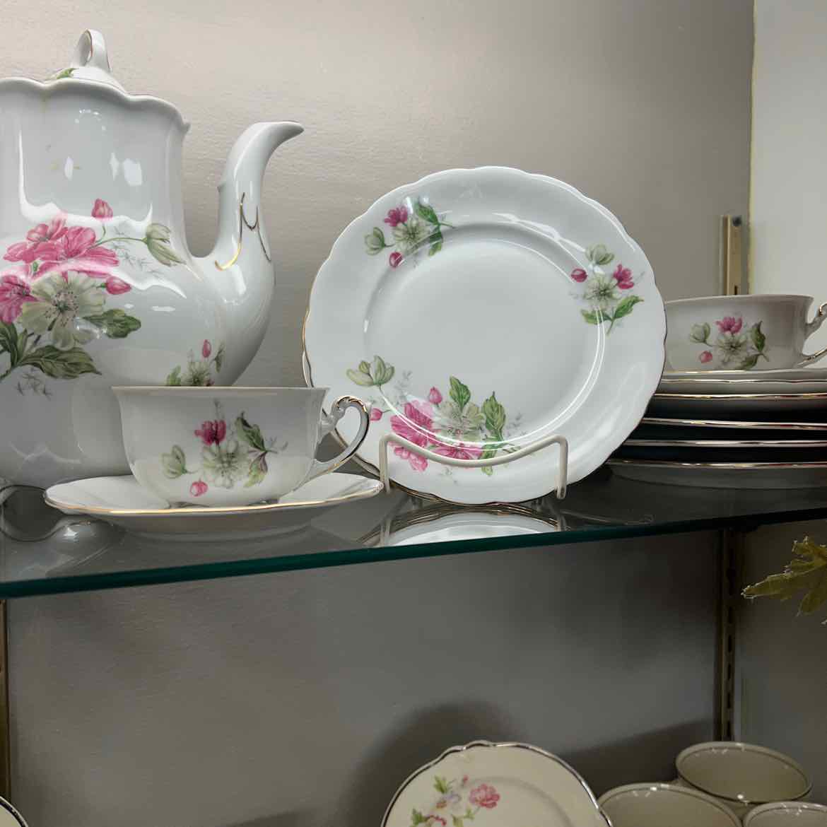 30 pc Crown Helden Bavarian Pink Floral