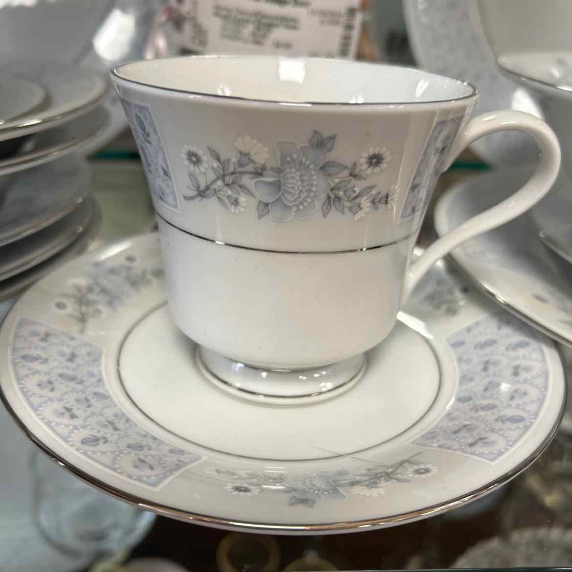 64 pc Liling China -White w/Blue Flowers