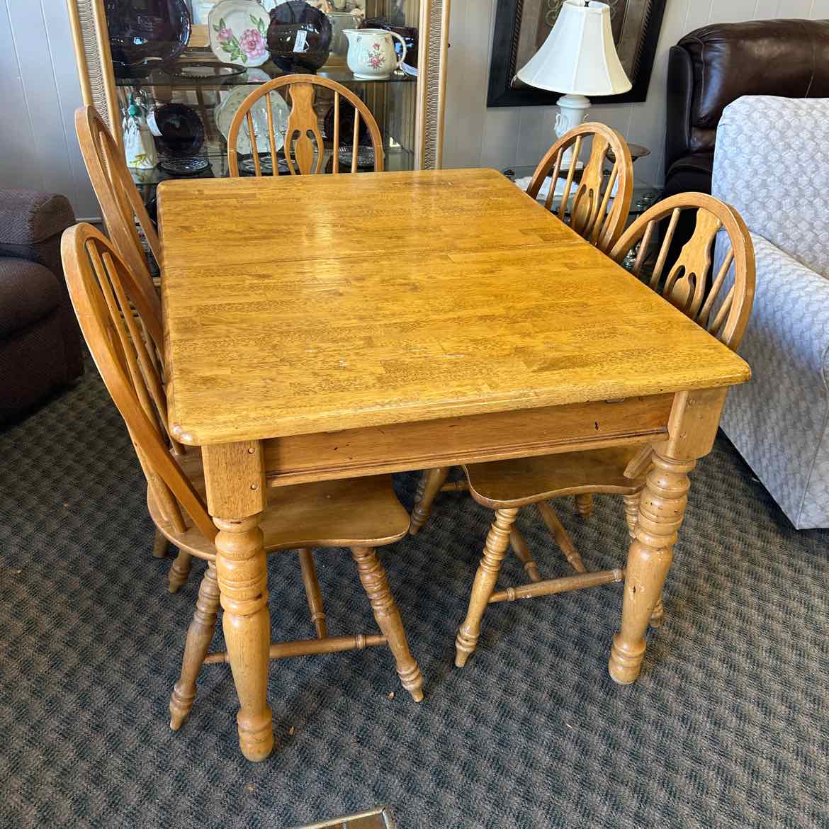Maple Table w/5 Chairs & Built-in Leaf