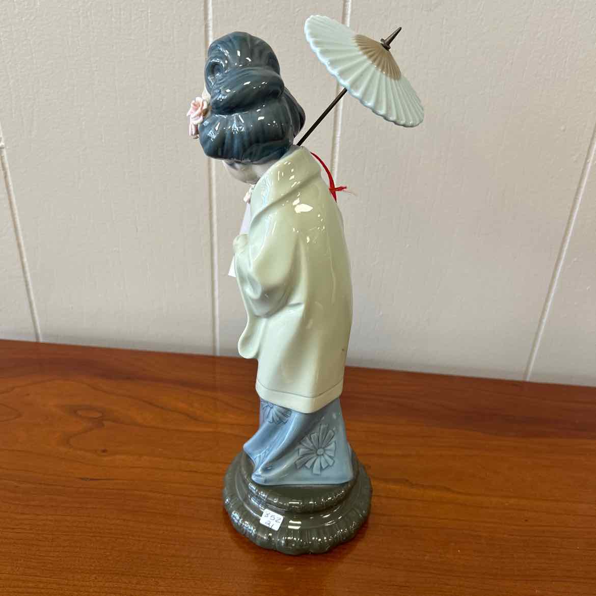 Lladro Geisha Girl w/Umbrella