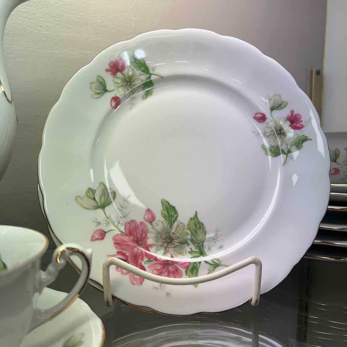 30 pc Crown Helden Bavarian Pink Floral