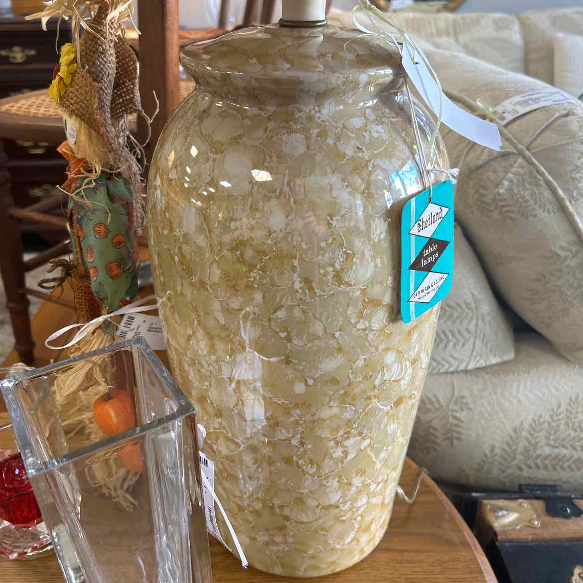 Gold/Cream Shetland Marble-like Lamp w/Shade