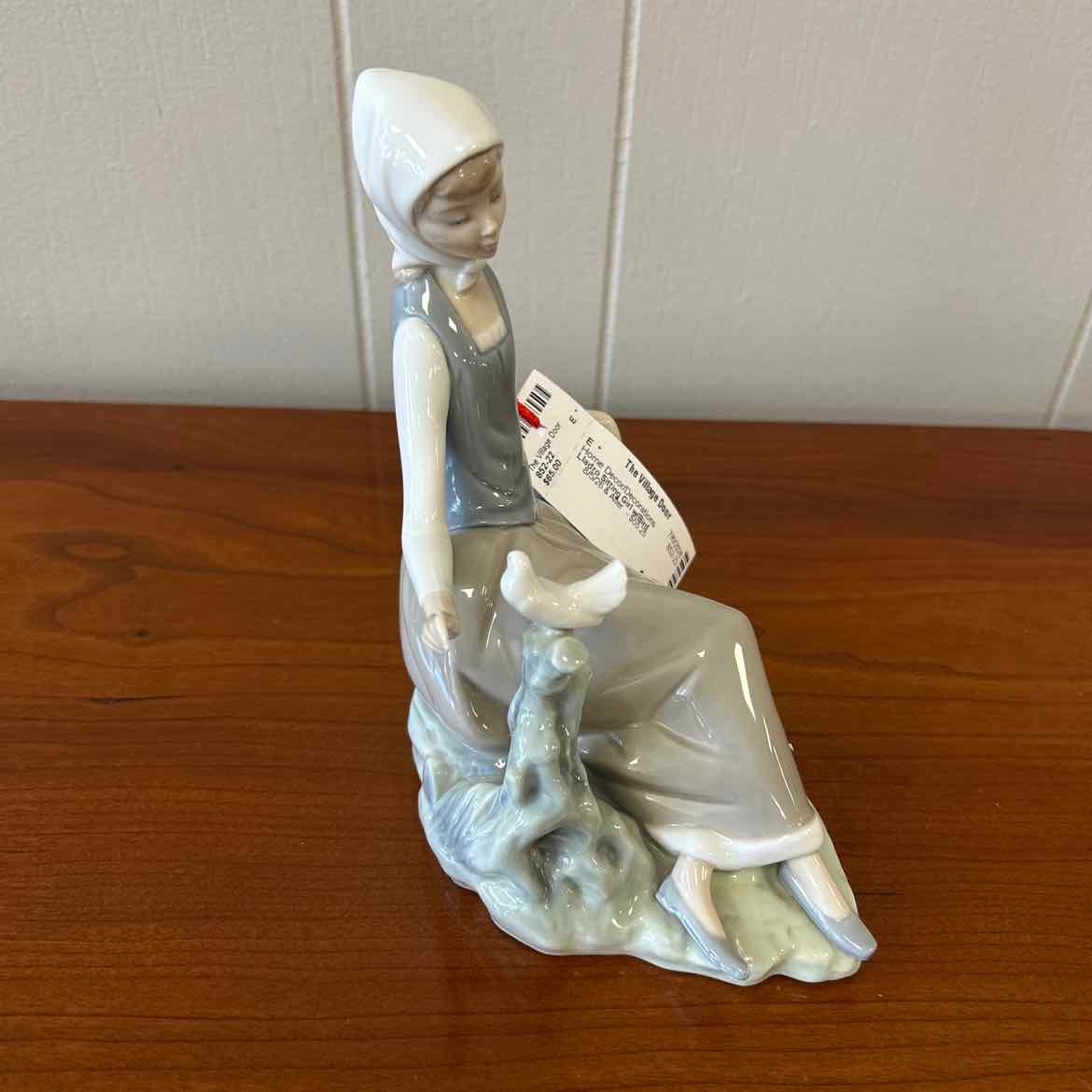 Lladro Sitting Girl w/Bird