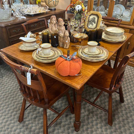 Maple Dining Table w/4 Chairs & 2 Leaves