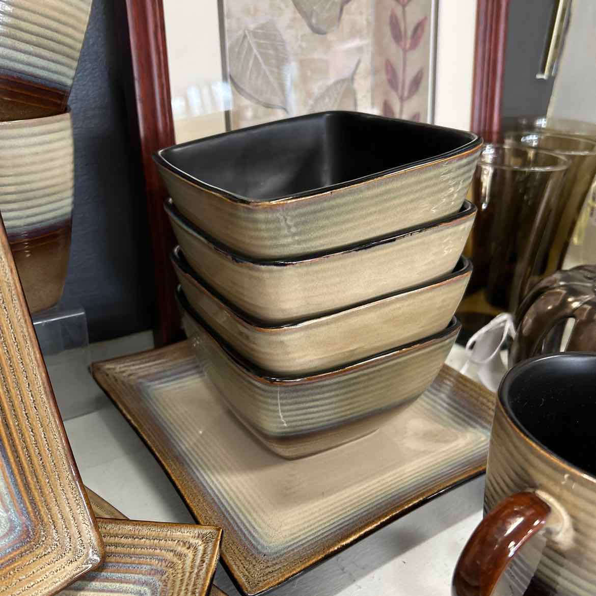 14 pc Brown/Beige Dish Set
